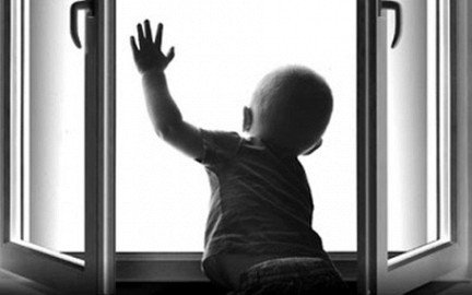 Маленький ребенок выпал из окна на десятом этаже в Новосибирске